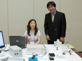光電気化学測定ブース BAS社員が笑顔でお迎えいたします。何でも聞いて下さいね。 光電気化学測定ブース BAS社員が笑顔でお迎えいたします。何でも聞いて下さいね。