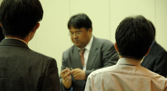 回転リングディスク電極装置の消耗品を説明中。 回転リングディスク電極装置の消耗品を説明中。
